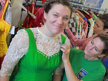 Die Coburgerin Julia Schindler schlüpft in ein bodenlanges Spitzenkleid. Foto: Katja Nauer