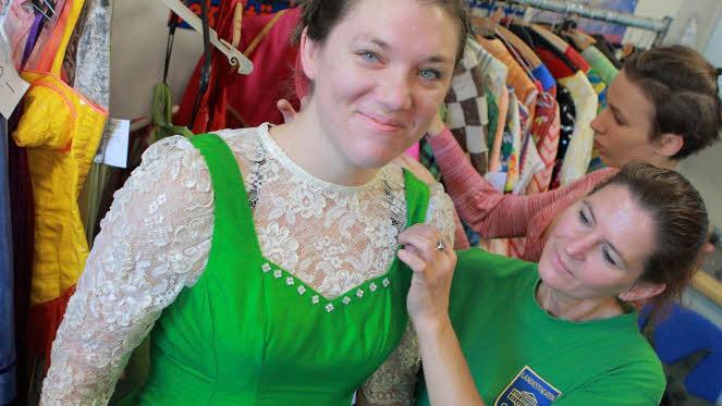 Die Coburgerin Julia Schindler schlüpft in ein bodenlanges Spitzenkleid. Foto: Katja Nauer