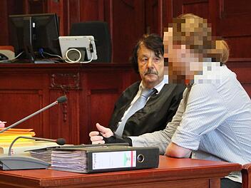 Rechtsanwalt Johannes Driendl vertritt den Bunker-Mann (Foto vom Strafprozess) nicht mehr. Er hat sein Mandat am Mittwoch nach dem Schuldanerkenntnis im Zivilverfahren niedergelegt. Foto: Stephan Tiroch
