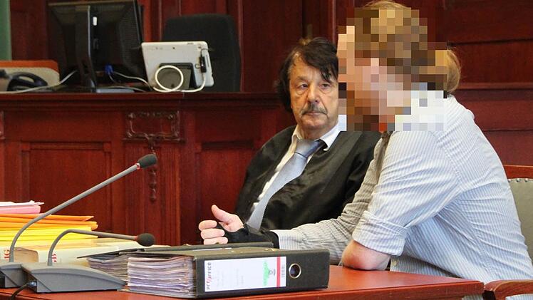 Rechtsanwalt Johannes Driendl vertritt den Bunker-Mann (Foto vom Strafprozess) nicht mehr. Er hat sein Mandat am Mittwoch nach dem Schuldanerkenntnis im Zivilverfahren niedergelegt. Foto: Stephan Tiroch