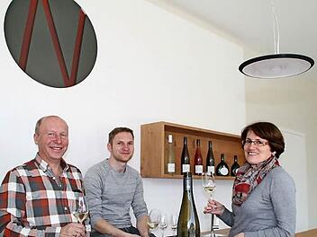 Freuen sich auf die Neueröffnung der Vinothek (von links) Ewald, Lorenz und Helga Neder.  Foto: Anja Vorndran