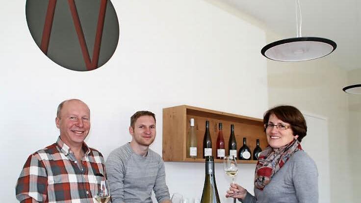 Freuen sich auf die Neueröffnung der Vinothek (von links) Ewald, Lorenz und Helga Neder.  Foto: Anja Vorndran