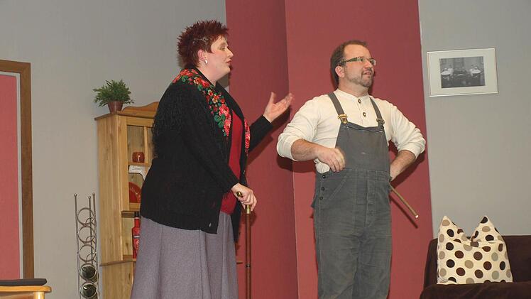 Szenen vom Theaterabend in Oerlenbach. Foto: Stefan Geiger