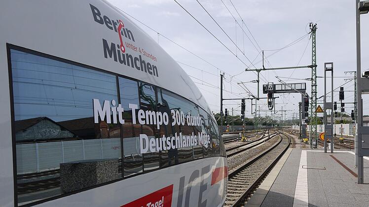 Werbeträger: Der Test-ICE der Bahn wurde extra zur Feier des Tages ein bisschen aufgepeppt. Foto: Berthold Köhler