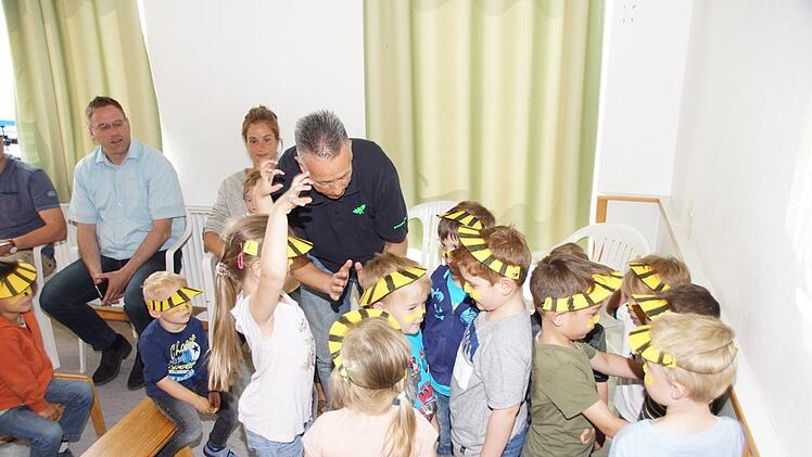 Wie funktioniert der Honigbienen-Staat, wie baut die Wildbiene ihre Niströhren aus? Das spielte Thomas Köhler mit den Kindern nach.Sabine Weinbeer
