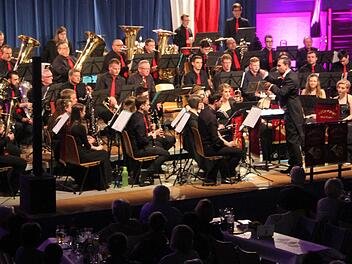 Der Musikverein Marktleugast hat aktuell 55 aktive Musiker: Die Proben für das Josefskonzert laufen seit Beginn des Jahres. Die Leistung war beeindruckend, denn die Marktleugaster wagten sich an äußerst schwierige Werke.Sonny Adam