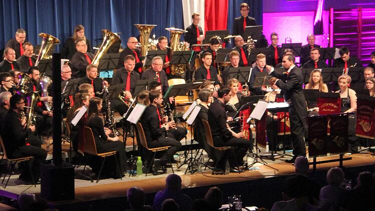 Der Musikverein Marktleugast hat aktuell 55 aktive Musiker: Die Proben für das Josefskonzert laufen seit Beginn des Jahres. Die Leistung war beeindruckend, denn die Marktleugaster wagten sich an äußerst schwierige Werke.Sonny Adam