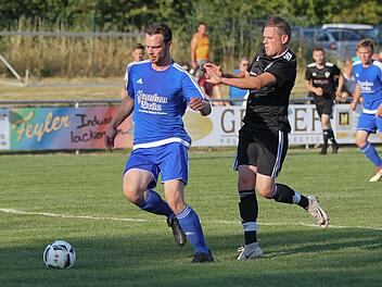 Vor 450 Zuschauern trennten sich der FC Mitwitz um Christoph Müller (blaues Trikot) und der TSV Sonnefeld mit Benjamin Müller im Hinspiel mit einem 1:1-Unentschieden.  Foto: Lisa Hümmer, Archiv
