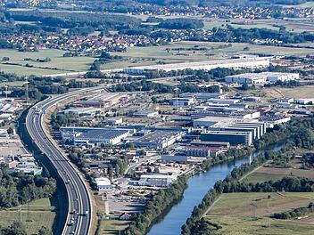 Die Autobahn teilt den Forchheimer Süden: links und rechts sind Gewerbegebiete zu finden.  Foto: Matthias Hoch