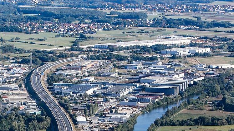 Die Autobahn teilt den Forchheimer Süden: links und rechts sind Gewerbegebiete zu finden.  Foto: Matthias Hoch