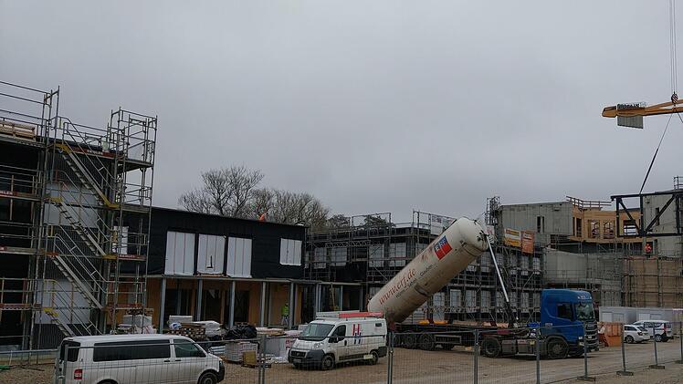 Seit einem Jahr wird in Coburg das Globe errichtet (rechts zu erkennen). Zum Komplex gehören drei Nebengebäude. Außerdem sollen Straßen und Platz zum Globe passend gestaltet werden. Foto: CT-Archiv