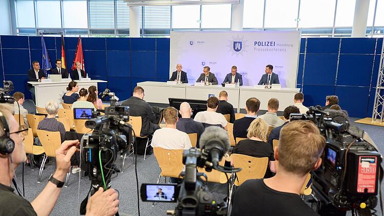 Zurückliegende Pressekonferenz
