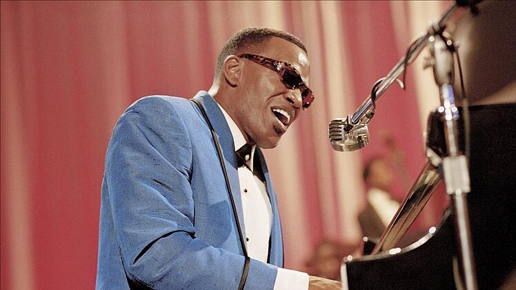 Für seine brillante Darstellung der Soul-Ikone Ray Charles in "Ray" wurde Jamie Foxx, der selbst in die Tasten griff, mit einem Oscar ausgezeichnet.