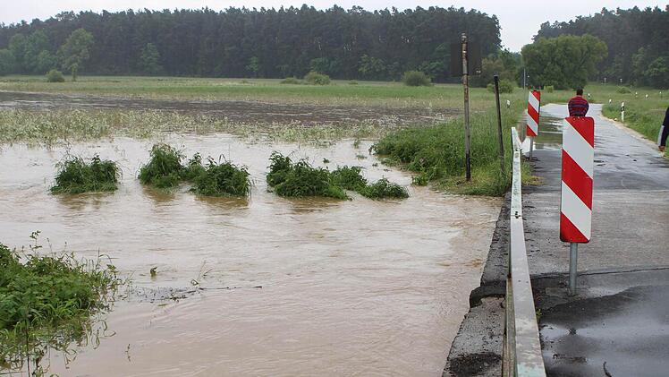 Überflutete Straßen am Freitag in Kleinsendelbach im Landkreis Erlangen Hoechstadt. Foto: Grundmann, News5