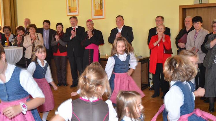 Da klatsche selbst der Erzbischof gerne rhythmisch mit: zu den feschen Folkloretänzen der Welitscher Trachtenkinder. Fotos: K.-H. Hofmann
