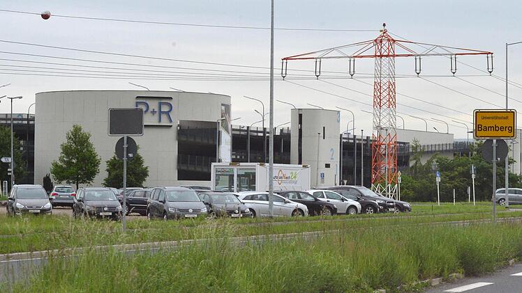 700.000 Euro Euro kostete der Neubau des P+R-Parkplatzes an der Kronacher Straße als Ersatz für die abgerissene Parkpalette an der Breitenau (Bild). Es könnten noch bis eine Million Euro Rückzahlungskosten auf die Stadt zukommen.  Foto: Ronald Rinklef/Archiv
