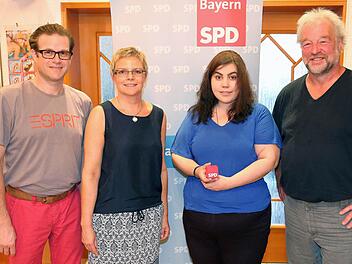 Vorsitzende des SPD-Kreisverbandes Bad Kissingen bleibt die Bundestagsabgeordnete Sabine Dittmar (zweite von links). Stellvertreter sind Norbert Schaub (links), Victoria May (zweite von rechts) und Robert Römmelt (rechts).  Foto: Dieter Britz