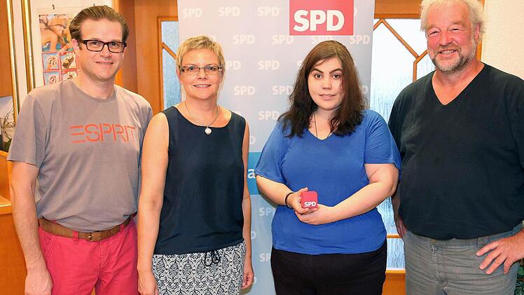 Vorsitzende des SPD-Kreisverbandes Bad Kissingen bleibt die Bundestagsabgeordnete Sabine Dittmar (zweite von links). Stellvertreter sind Norbert Schaub (links), Victoria May (zweite von rechts) und Robert Römmelt (rechts).  Foto: Dieter Britz