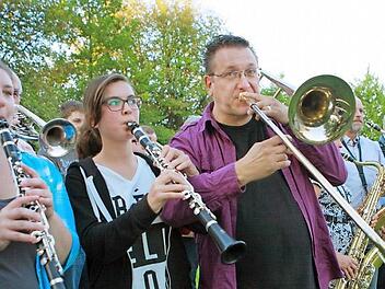 Das Zusammenspiel klappt schon ganz gut: In drei Wochen will Jazzposaunist Joe Wulf mit seinen "Gentlemen of Swing" und dem Musikverein Beiersdorf in Coburg ein Konzert geben. Foto: Katja Nauer