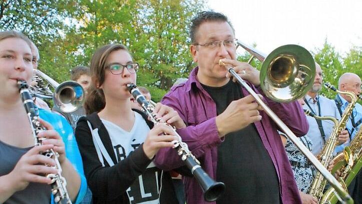 Das Zusammenspiel klappt schon ganz gut: In drei Wochen will Jazzposaunist Joe Wulf mit seinen "Gentlemen of Swing" und dem Musikverein Beiersdorf in Coburg ein Konzert geben. Foto: Katja Nauer