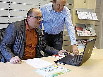 SPD-Kreisgeschäftsführer Thilo Moosmann (links) und SPD-Kreisvorsitzender Ralf Pohl sprechen in der neuen Geschäftsstelle Termine ab.  Fotos: Friedwald Schedel
