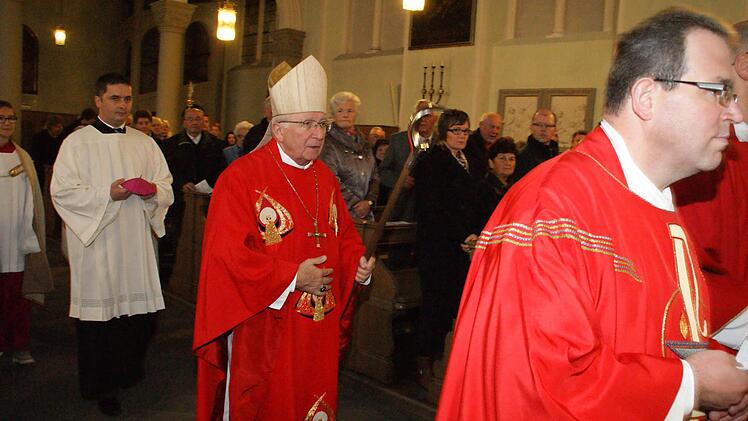 Weihbischof Ulrich Boom spendete gestern in den Pfarreiengemeinschaften Main-Steigerwald und Maintal-Heilige Länder das Sakrament der Firmung.