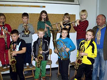 Eine fröhliche Truppe, die neue Bläserklasse in der Schule in Steinwiesen: (hintere Reihe von links) Monika, Luca, Alexandra, Lea und Hannah; (vorne von links) Paul, Etienne, Veit und Josie. Mit im Bild ist Stefan Hümmer, Vorsitzender des Musikvereins Steinwiesen.  Foto: Susanne Deuerling