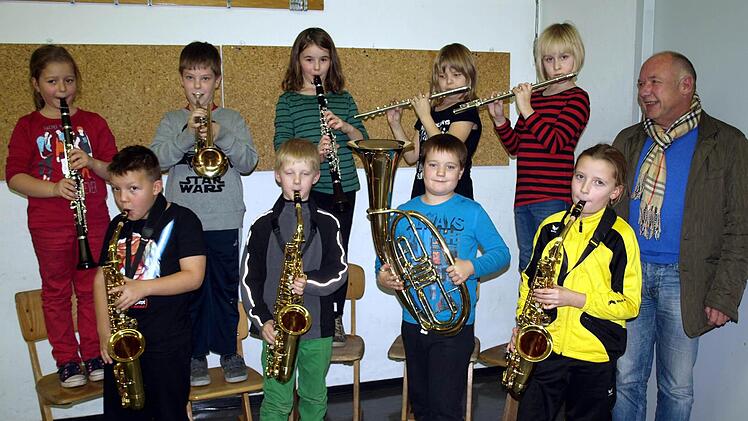 Eine fröhliche Truppe, die neue Bläserklasse in der Schule in Steinwiesen: (hintere Reihe von links) Monika, Luca, Alexandra, Lea und Hannah; (vorne von links) Paul, Etienne, Veit und Josie. Mit im Bild ist Stefan Hümmer, Vorsitzender des Musikvereins Steinwiesen.  Foto: Susanne Deuerling