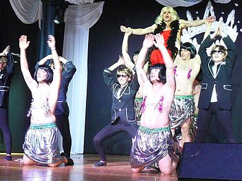 Die Überraschung des Weiberfaschings! Mädels der Maxigarde mit dem Männerballett und Helene Fischer (Georg Stöckel). Foto: Klaus-Peter Wulf