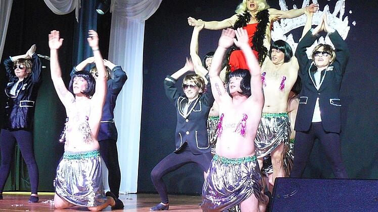 Die Überraschung des Weiberfaschings! Mädels der Maxigarde mit dem Männerballett und Helene Fischer (Georg Stöckel). Foto: Klaus-Peter Wulf