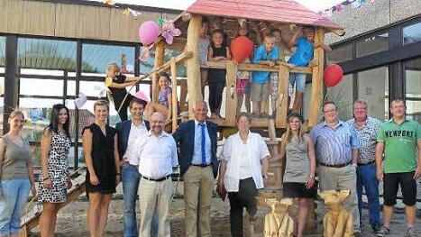 Die Hortkinder haben "ihre Burg" in Beschlag genommen und auch die offiziellen Gäste freuten sich zusammen mit den fleißigen Helfern, dass das Gemeinschaftswerk Hortspielplatz vollendet ist. Vorne sind die zwei Sitzelche zu sehen, die der Bürgermeister den Hortkindern als Gastgeschenk überreichte. Foto: Klaus-Peter Wulf