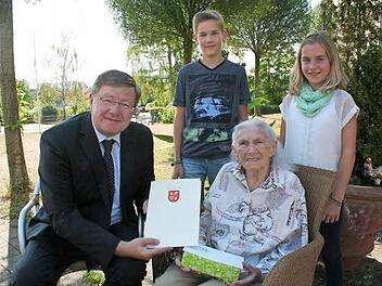 Die Jubilarin mit Drittem Bürgermeister Bernhard Seeger sowie den Urenkeln Daniel und Elena Foto: Evi Seeger