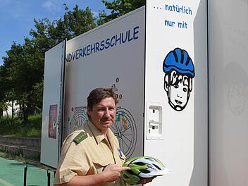 Matthias Kleren, der Verkehrsexperte der Kissinger Polizei, zeigt, worauf es beim Fahrradhelm ankommt.  Foto: Werner Vogel