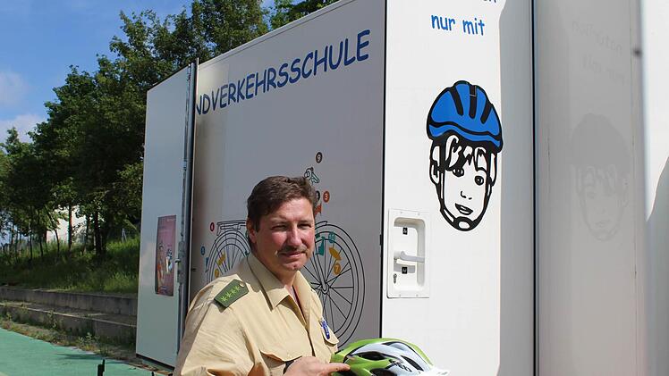 Matthias Kleren, der Verkehrsexperte der Kissinger Polizei, zeigt, worauf es beim Fahrradhelm ankommt.  Foto: Werner Vogel