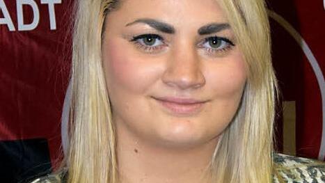 Verena Spreitzer von den "Korbstadt Glubberern" fährt mit Freunden und dem Taxi zu den Fußballspielen.