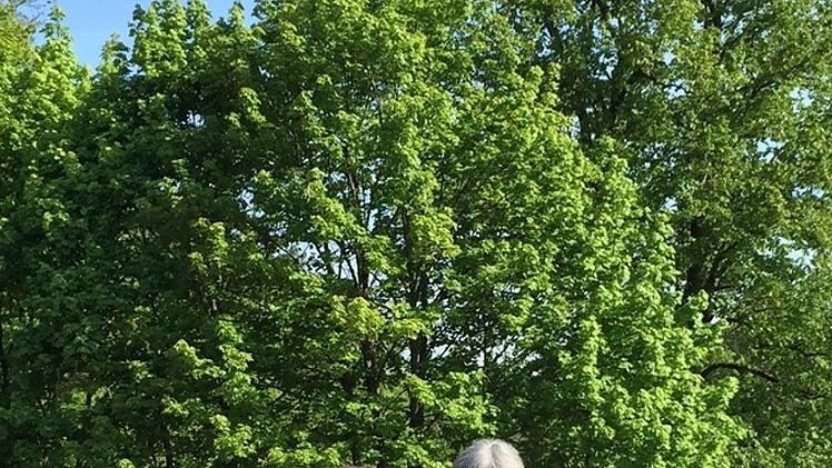 Wenn Cornelia von Aufseß Besucher durch die Schlossgärten führt, berichtet sie von Gartenkunst und Familiengeschichte.  Fotos: Corinna Brauer