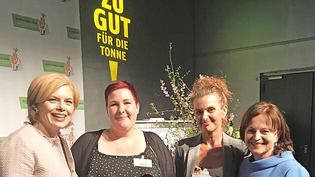 Die Leiterin des Lebensmittelpunktes, Swenja Ott (2. v. l.), und Mitarbeiterin Silvia Fenker (3. v. l.) freuten sich &uuml;ber die Auszeichnung durch die Bundeslandwirtschaftsministerin Julia Kl&ouml;ckner (l.). Die Bundesdrogenbeauftragte Marlene Mortler gratulierte ebenfalls dem innovativen Sozialunternehmen. Foto: privat
