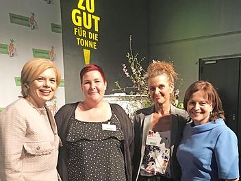 Die Leiterin des Lebensmittelpunktes, Swenja Ott (2. v. l.), und Mitarbeiterin Silvia Fenker (3. v. l.) freuten sich &uuml;ber die Auszeichnung durch die Bundeslandwirtschaftsministerin Julia Kl&ouml;ckner (l.). Die Bundesdrogenbeauftragte Marlene Mortler gratulierte ebenfalls dem innovativen Sozialunternehmen. Foto: privat