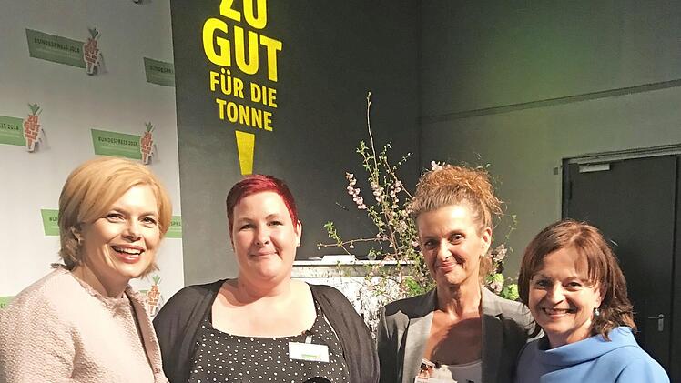 Die Leiterin des Lebensmittelpunktes, Swenja Ott (2. v. l.), und Mitarbeiterin Silvia Fenker (3. v. l.) freuten sich &uuml;ber die Auszeichnung durch die Bundeslandwirtschaftsministerin Julia Kl&ouml;ckner (l.). Die Bundesdrogenbeauftragte Marlene Mortler gratulierte ebenfalls dem innovativen Sozialunternehmen. Foto: privat