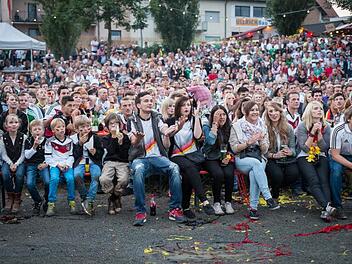 Fu&szlig;ballschauen im Freien (hier beim Sander Weinfest das Finale der WM 2014) hat sich bei Fu&szlig;ballturnieren etabliert. Im Kreis Ha&szlig;berge d&uuml;rfte heuer vor allem das Sportgel&auml;nde des FC Ha&szlig;furt Anlaufstelle sein, wo Spiele auf Leinwand &uuml;bertragen werden. Foto: Hendrik Steffens