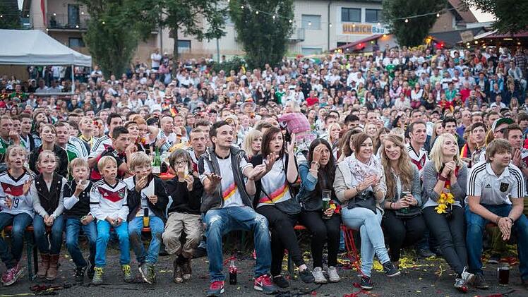 Fu&szlig;ballschauen im Freien (hier beim Sander Weinfest das Finale der WM 2014) hat sich bei Fu&szlig;ballturnieren etabliert. Im Kreis Ha&szlig;berge d&uuml;rfte heuer vor allem das Sportgel&auml;nde des FC Ha&szlig;furt Anlaufstelle sein, wo Spiele auf Leinwand &uuml;bertragen werden. Foto: Hendrik Steffens