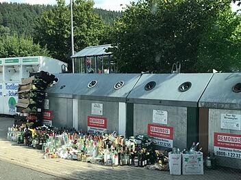 Am Dienstagnachmittag entstand das Bild auf dem Parkplatz des Kronacher Real-Supermarkts. Mittlerweile wurde dort zwar aufgeräumt, an manchen anderen Orten des Landkreises hinkt die Leerung der Glascontainer aber noch immer ihrem Plan hinterher. Foto: Marco Wiedel