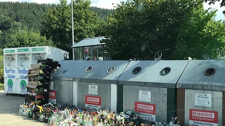 Am Dienstagnachmittag entstand das Bild auf dem Parkplatz des Kronacher Real-Supermarkts. Mittlerweile wurde dort zwar aufgeräumt, an manchen anderen Orten des Landkreises hinkt die Leerung der Glascontainer aber noch immer ihrem Plan hinterher. Foto: Marco Wiedel