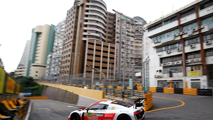 Rennen durch die Häuserschluchten: Eng, unübersichtlich und deshalb gefährlich ist der Stadtkurs von Macau. Im Vorjahr verunglückte hier ein Motorrad-Rennfahrer tödlich. Christopher Haase war mit seinem Audi R8 LMS im Rennen vor Sophia Flörsch unterwegs. Foto: "Ferdi Kräling Motorsport-Bild