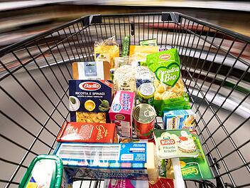 Laut einer aktuellen Umfrage gehen die meisten Deutschen bei der Supermarkt-Kette Edeka einkaufen. Auf Platz zwei folgt Rewe. Symbolbild: Fabian Sommer/dpa