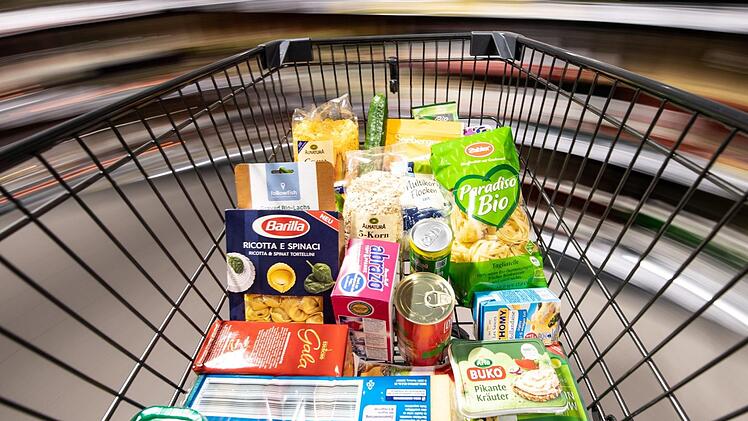 Laut einer aktuellen Umfrage gehen die meisten Deutschen bei der Supermarkt-Kette Edeka einkaufen. Auf Platz zwei folgt Rewe. Symbolbild: Fabian Sommer/dpa