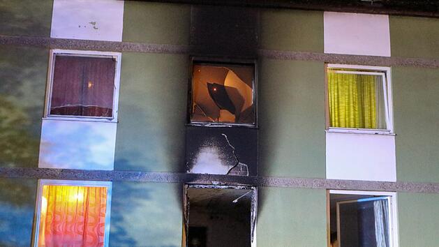 In Alterlangen ist am frühen Samstagmorgen ein Feuer in einer Sozialunterkunft ausgebrochen. Sechs Bewohner mussten gerettet werden. Das Haus ist aktuell nicht bewohnbar. Foto: News 5/Friedrich