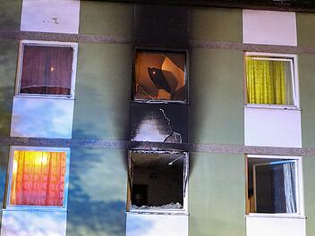 In Alterlangen ist am frühen Samstagmorgen ein Feuer in einer Sozialunterkunft ausgebrochen. Sechs Bewohner mussten gerettet werden. Das Haus ist aktuell nicht bewohnbar. Foto: News 5/Friedrich
