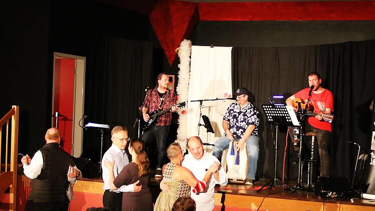 Die Band Acoustica mit dem Elbersreuther Norbert Gareis am Cajon spielte zum Tanz. Foto: Klaus Klaschka