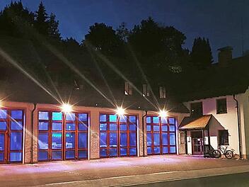 Passend zum Lichtkonzept der Gemeinde Steinwiesen erstrahlt das Feuerwehrgerätehaus im neuen LED-Glanz. Foto: FF Steinwiesen